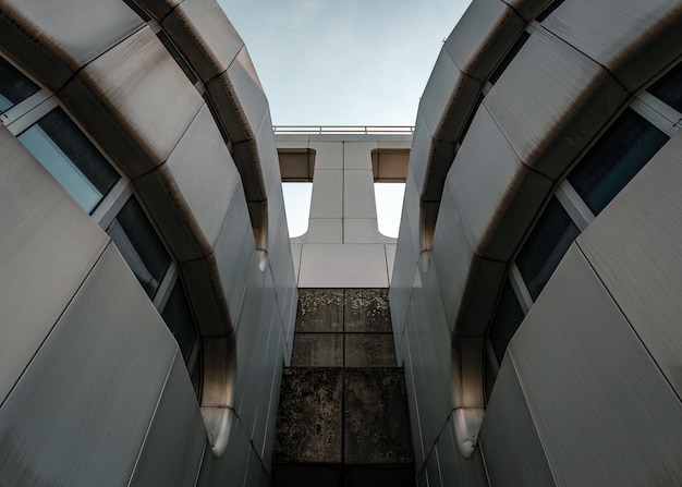 Vista de baixo ângulo de um edifício moderno contra o céu
