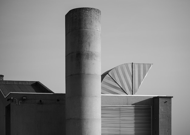 Foto vista de baixo ângulo de um edifício moderno contra o céu