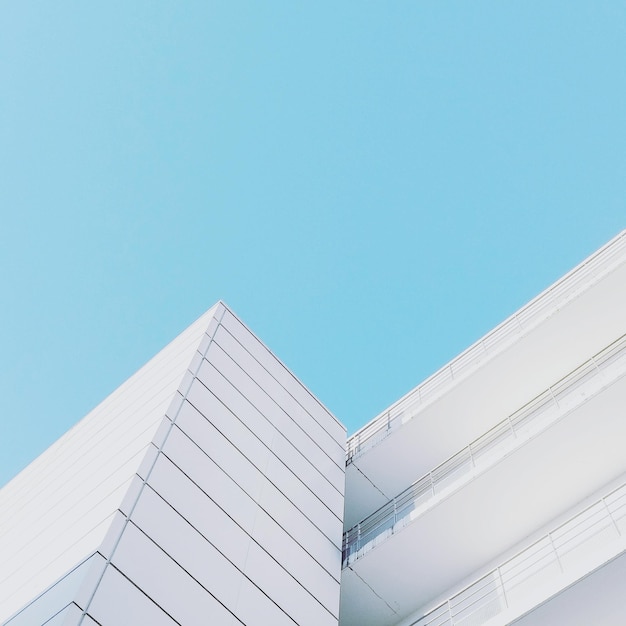 Vista de baixo ângulo de um edifício moderno contra um céu azul claro