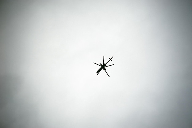 Vista de baixo ângulo de um helicóptero voando no céu