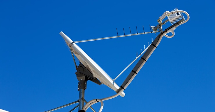 Foto vista de baixo ângulo de um poste telefônico contra um céu azul claro