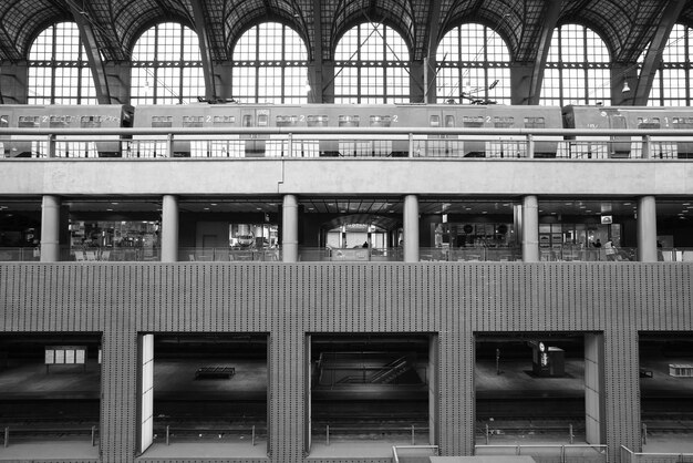 Foto vista de baixo ângulo de uma estação de trem na cidade