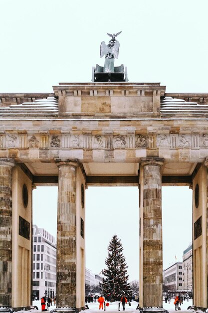 Foto vista de baixo ângulo de uma estátua