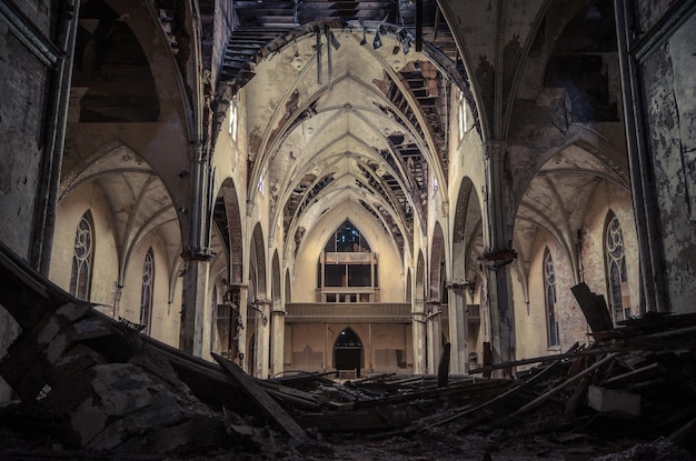 Foto vista de baixo ângulo de uma igreja abandonada