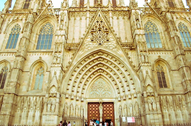 Vista de baixo ângulo de uma igreja na Catalunha
