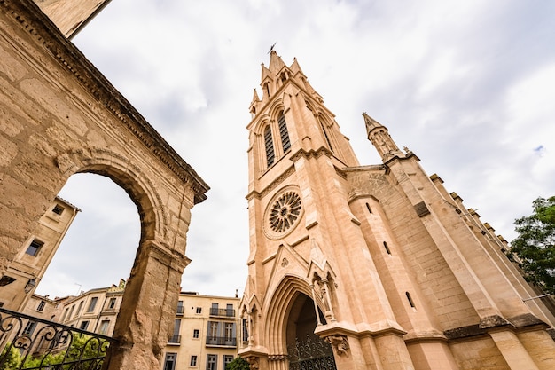 Vista de baixo ângulo de uma igreja neogótica conhecida como Carr de SainteAnne em Montpellier