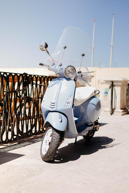 Foto vista de baixo ângulo de vespa na rua