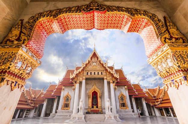 Foto vista de baixo ângulo de wat benchamabophit vista do arco da entrada