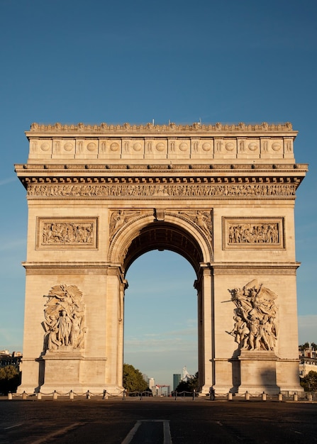 Foto vista de baixo ângulo do arco de triunfo