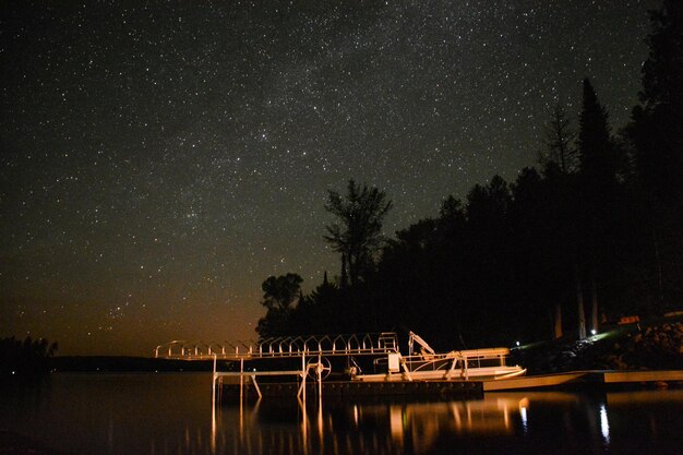 Vista de baixo ângulo do campo de estrelas sobre o lago