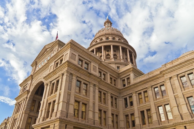 Vista de baixo ângulo do Capitólio do Estado do Texas