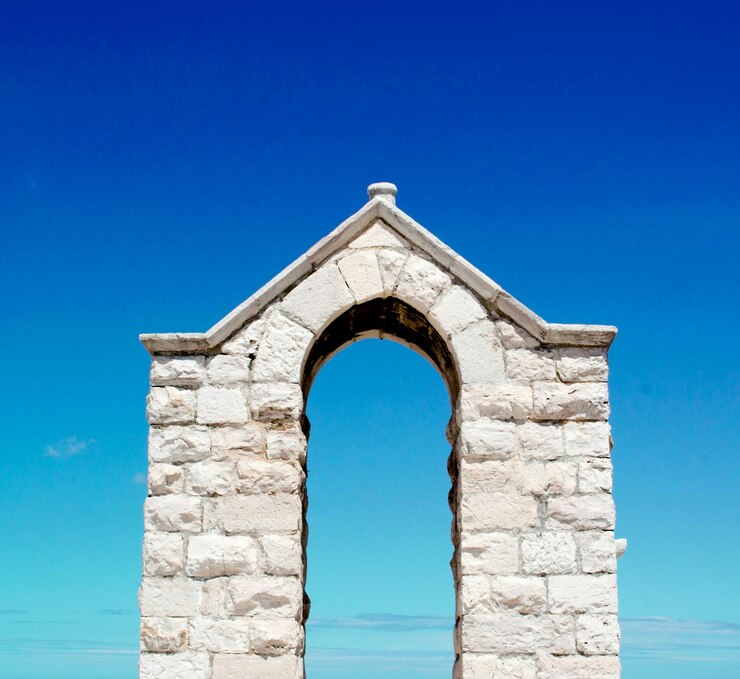 Foto vista de baixo ângulo do castelo contra o céu azul