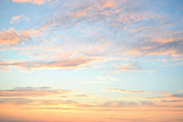 Vista de baixo ângulo do céu ao pôr-do-sol