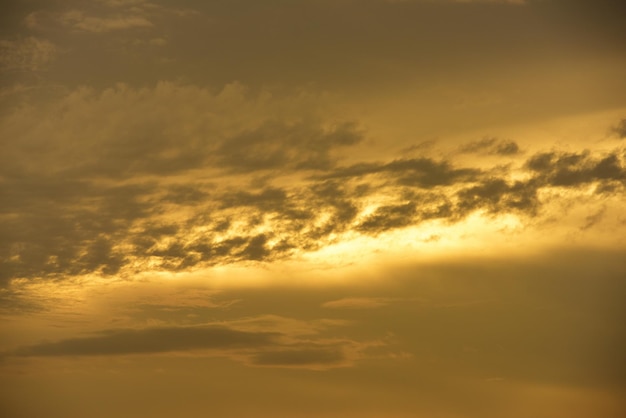 Foto vista de baixo ângulo do céu dramático durante o pôr do sol