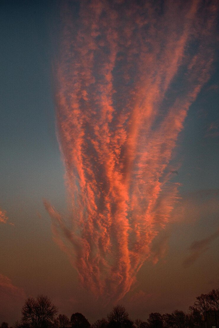 Foto vista de baixo ângulo do céu dramático durante o pôr do sol