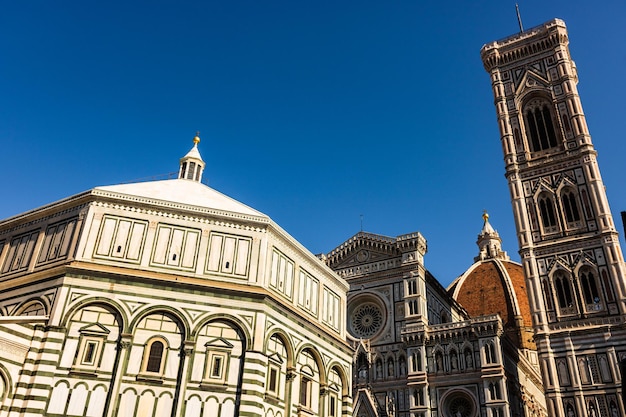 Vista de baixo ângulo do duomo santa maria del fiore contra o céu azul claro na cidade