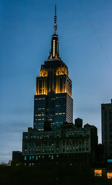 Foto vista de baixo ângulo do edifício à noite