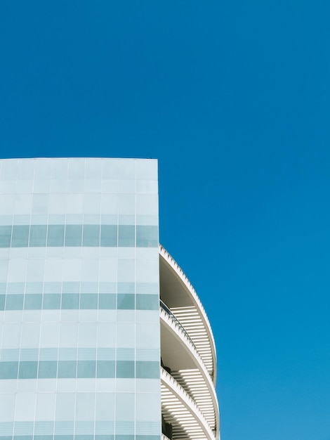 Foto vista de baixo ângulo do edifício contra o céu azul claro