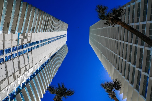 Foto vista de baixo ângulo do edifício contra o céu azul