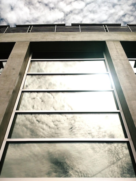 Foto vista de baixo ângulo do edifício contra o céu nublado