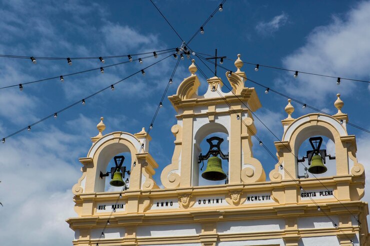 Foto vista de baixo ângulo do edifício contra o céu nublado