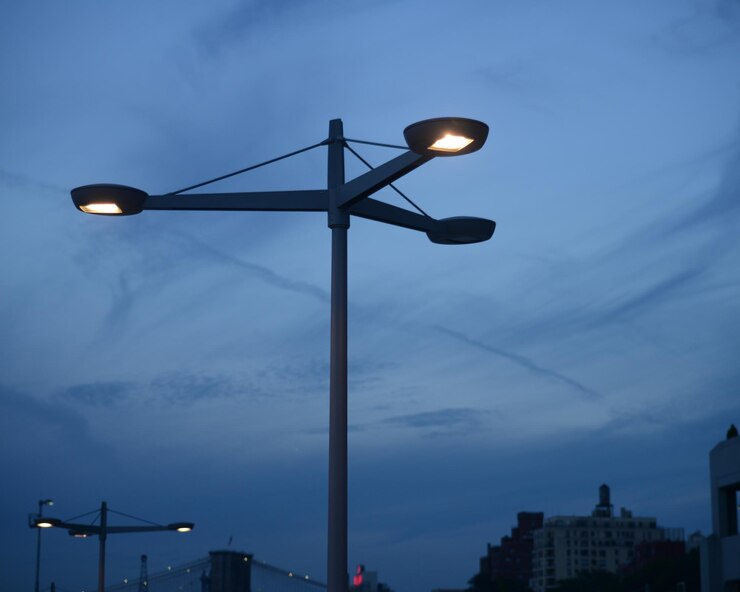 Foto vista de baixo ângulo do edifício contra o céu nublado