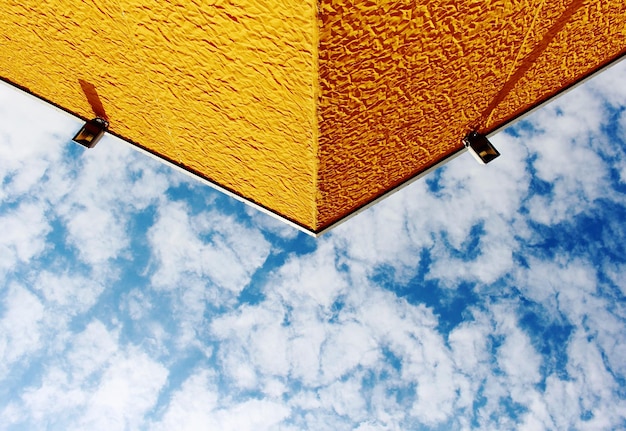 Foto vista de baixo ângulo do edifício contra o céu nublado