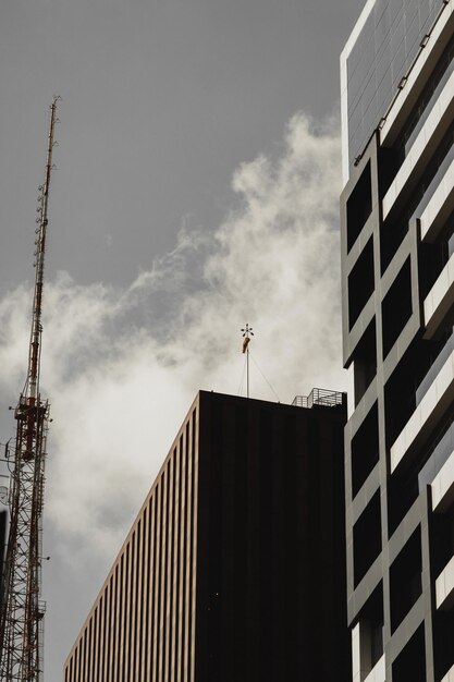 Vista de baixo ângulo do edifício contra o céu