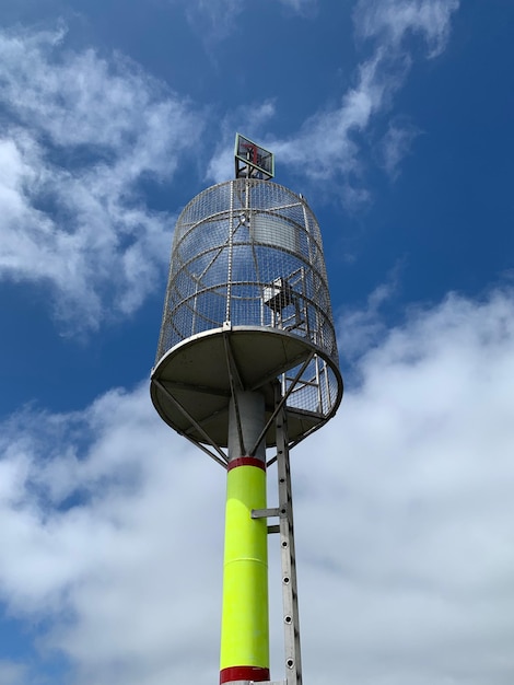 Vista de baixo ângulo do farol contra o céu