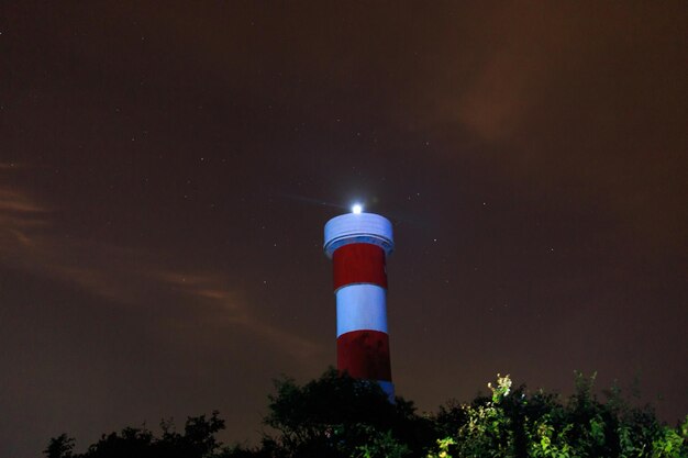 Foto vista de baixo ângulo do farol