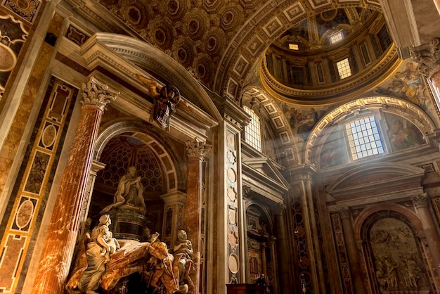 Vista de baixo ângulo do interior da igreja