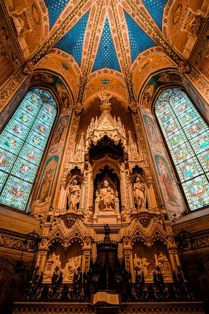 Vista de baixo ângulo do interior incrivelmente belo da catedral de Notre-Dame de Paris