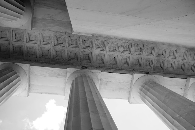 Foto vista de baixo ângulo do lincoln memorial contra o céu
