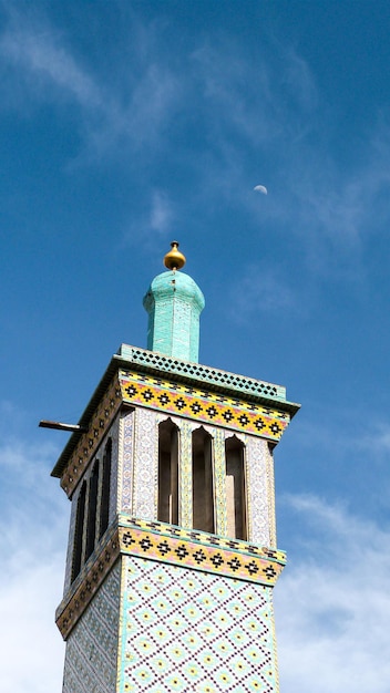Vista de baixo ângulo do minarete na mesquita Shah