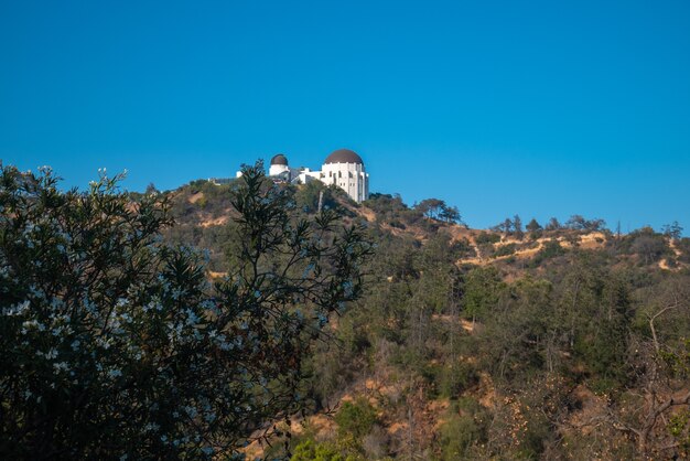 Vista de baixo ângulo do observatório griffith e da cidade de los angeles.