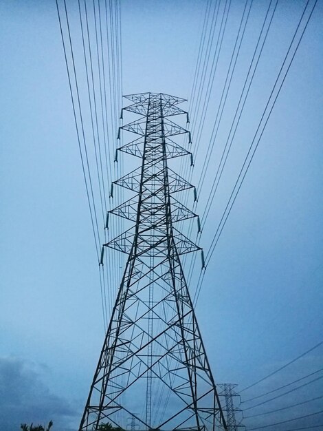 Vista de baixo ângulo do pilar de eletricidade contra o céu azul