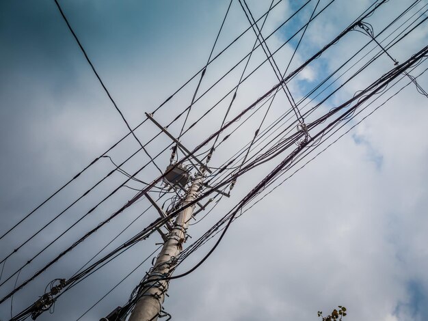 Foto vista de baixo ângulo do pilar de eletricidade contra o céu