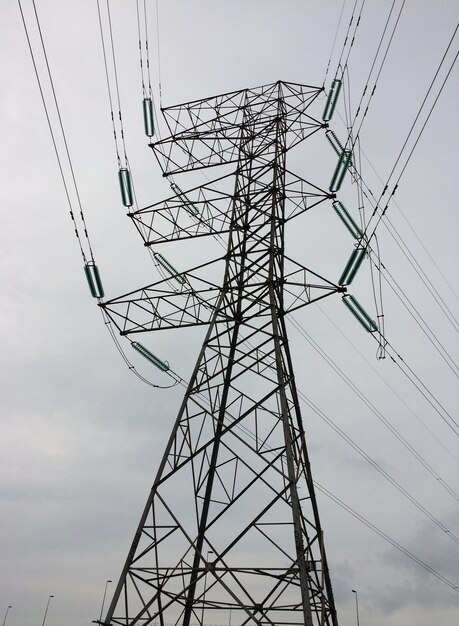 Vista de baixo ângulo do pilar de eletricidade contra o céu