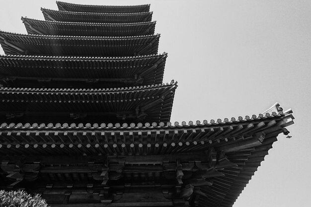 Foto vista de baixo ângulo do templo contra o céu claro