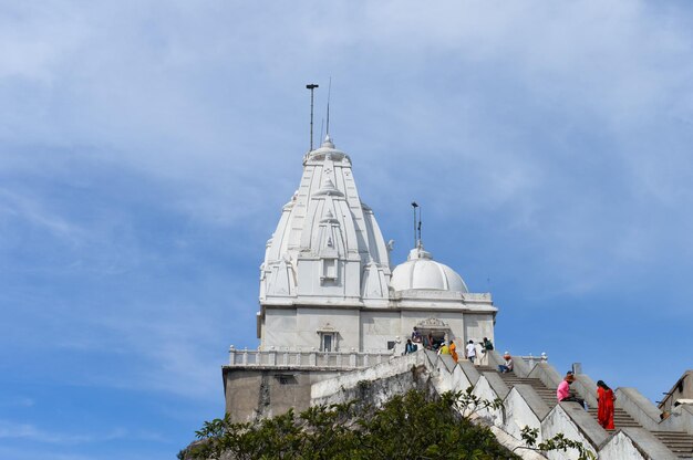 Foto vista de baixo ângulo do templo jainista de shikharji na colina de parasnath em giridih, jharkhand, índia