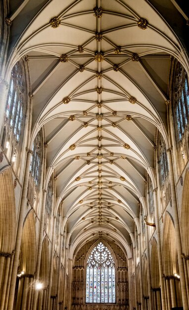 Foto vista de baixo ângulo do teto da catedral