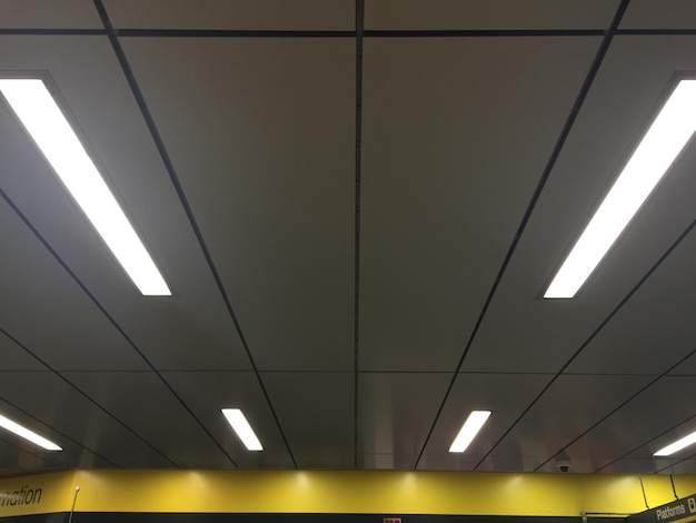 Foto vista de baixo ângulo do teto iluminado no metrô