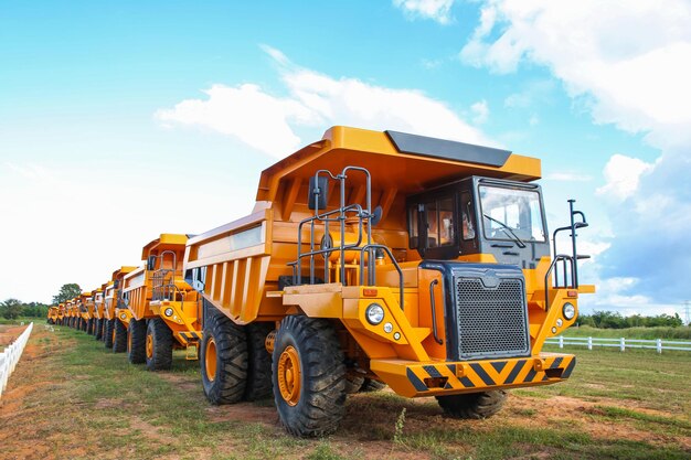 Foto vista de baixo ângulo do tractor contra o céu