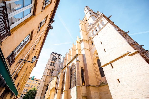 Vista de baixo da catedral de São João na cidade de Lyon, França