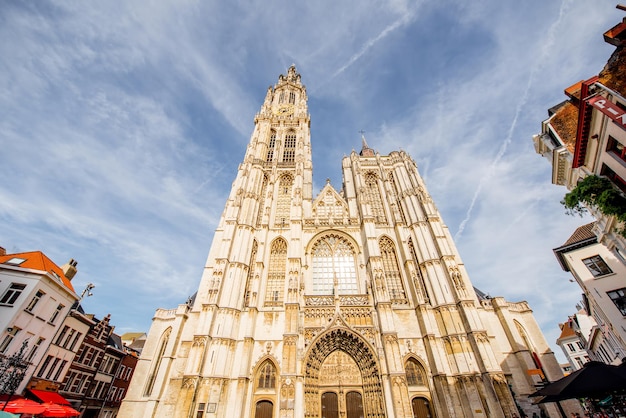 Vista de baixo da igreja de nossa senhora na cidade de antuérpia durante o pôr do sol na bélgica