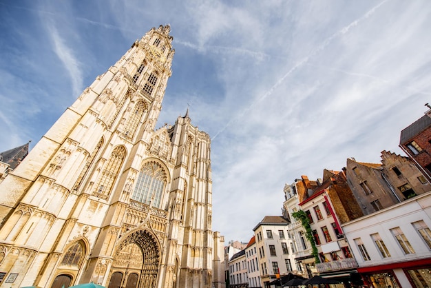 Vista de baixo da igreja de Nossa Senhora na cidade de Antuérpia durante o pôr do sol na Bélgica