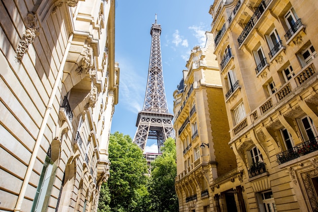 Vista de baixo dos belos edifícios e da Torre Eiffel durante o tempo ensolarado em Paris