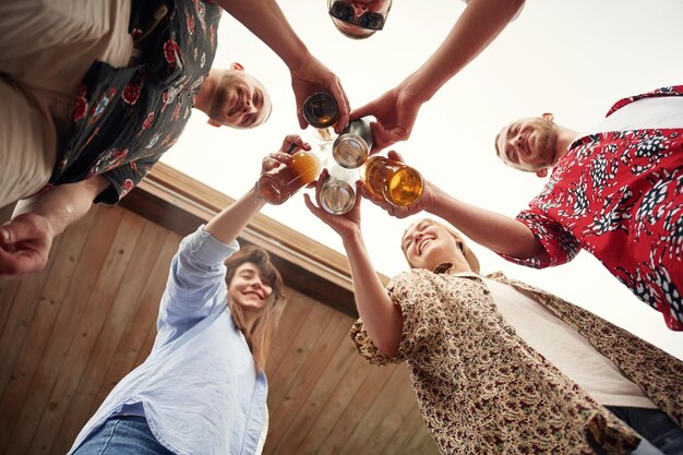 Vista de baixo Grupo de pessoas com cerveja nas mãos a divertir-se