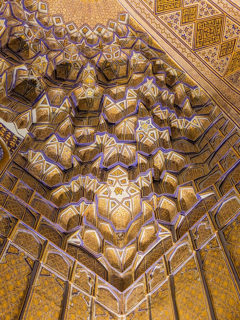Vista de baixo para cima do antigo interior do edifício religioso tradicional do Islã uzbeque Samarcanda Uzbequistão