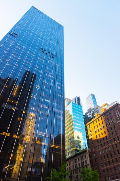 Vista de baixo para cima em arranha-céus de Manhattan que refletem outros arranha-céus através de seu vidro, Nova York, NYC, EUA